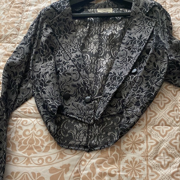 Cute little short jacket with button in front - Picture 3 of 8